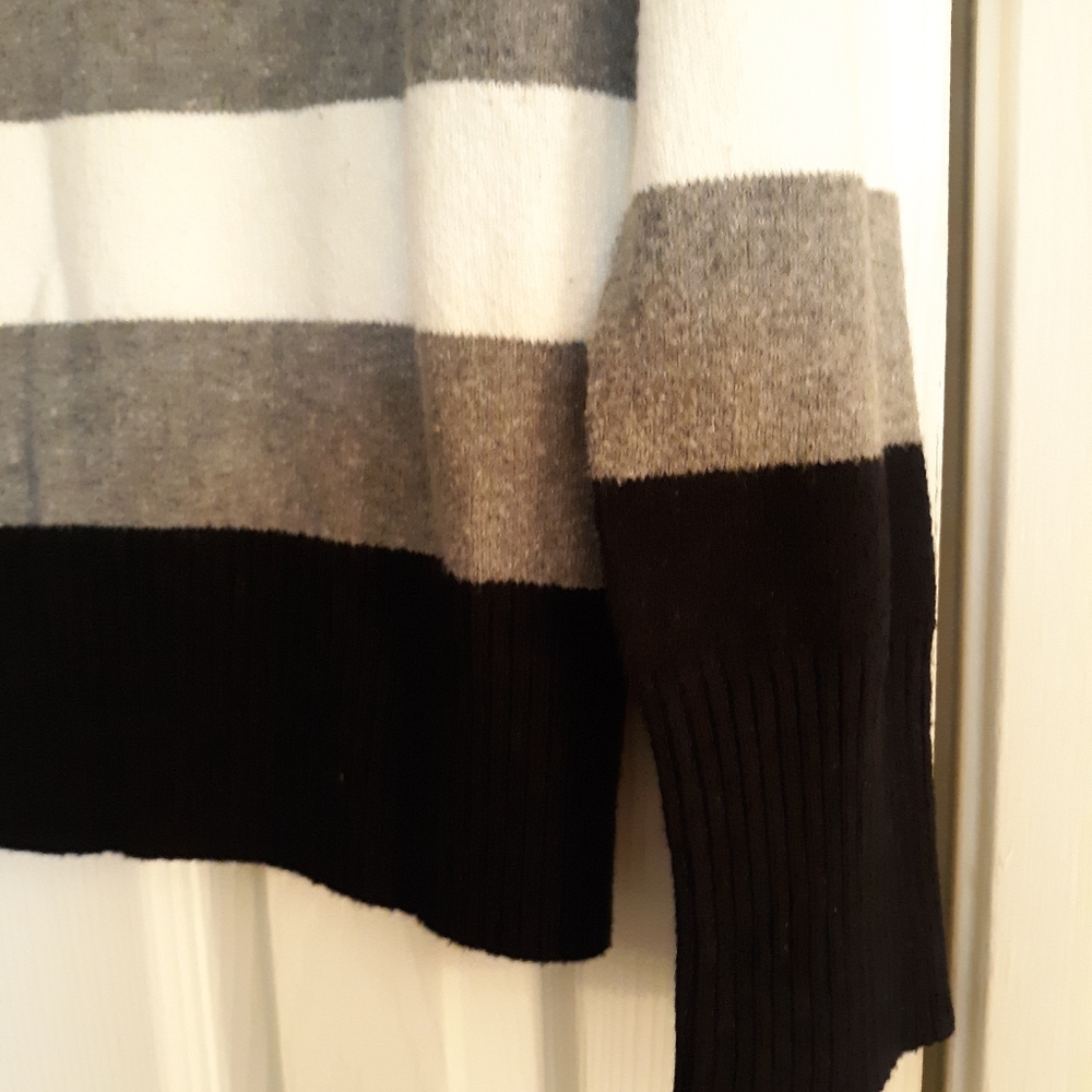 ST JOHN'S BAY SWEATER EUC - Picture 5 of 5